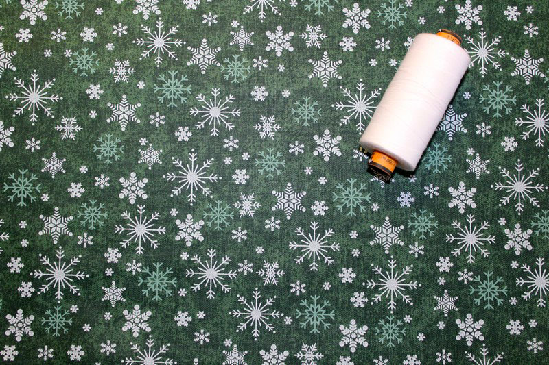 Bavlna Vianočná Vločky rôzne na zelenej