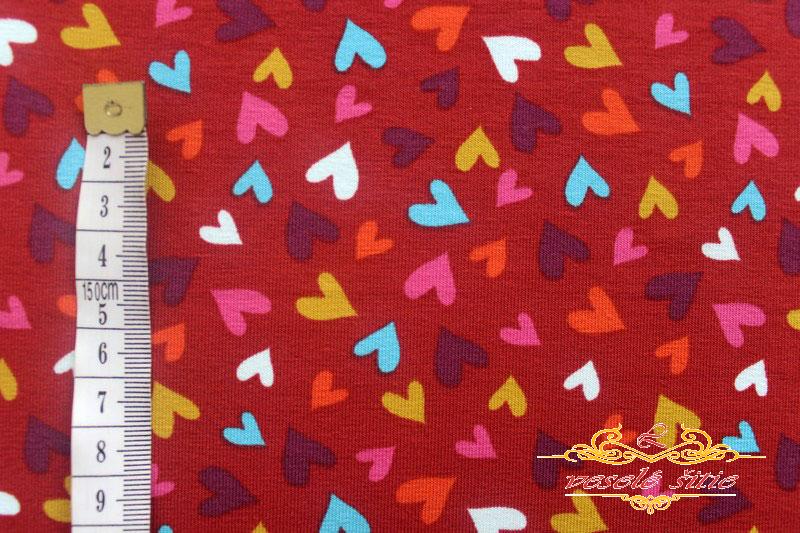 Úplet Farebné srdiečka na červenej skladom posledný 1m